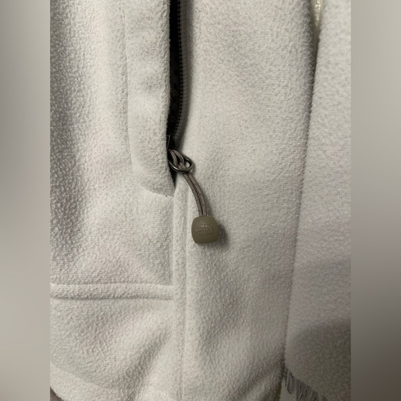 North Face Women’s Windwall Cream and Taupe Jacket - Picture 4 of 10